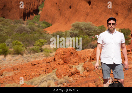 Kata Tjuta en fin d'après-midi, soleil, ciel bleu clair, rouge, sec, paysage désertique, avec des buissons, arbres et rochers, aspect horizontal. Banque D'Images