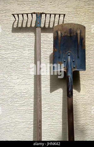 Vieux outils de jardin. rusty pelle et râteau. Banque D'Images