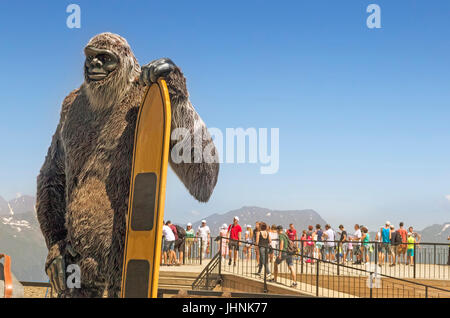 Dans les montagnes au point le plus élevé de la station de ski a créé la figure symbolique de 'Bigfoot'. Banque D'Images