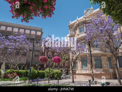 Place dans le centre de la ville d'Almeria, Andalousie, Espagne Banque D'Images