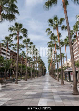 La Rambla de Belen, court entre la Puerta de Purchena et plaza Emilio Perez où vous conseil, Almeria, Andalousie, Espagne Banque D'Images