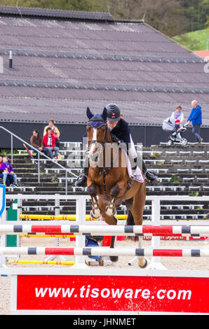 Caroline Gerber sur Tresor de Chignan, saut de la CIC 3* la concurrence sur le plan international de Concours Complet 2017 Marbach. Banque D'Images