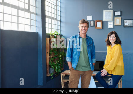 Deux collaborateurs à travailler ensemble smiling in a modern office Banque D'Images