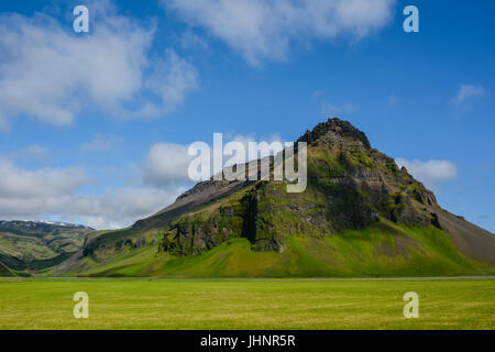 Près de la montagne de volcan Eyjafjallajokull en Islande. Champ vert, bleu ciel, journée ensoleillée. Banque D'Images