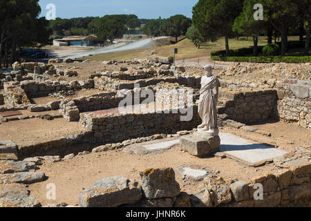 Aussi connu sous le nom de Ampurias Empúries, Gérone, Catalogne, province de l'Espagne. Copie d'une statue du troisième siècle avant J.-C. trouvée sur place du Dieu de la médecine, Asclépios Banque D'Images