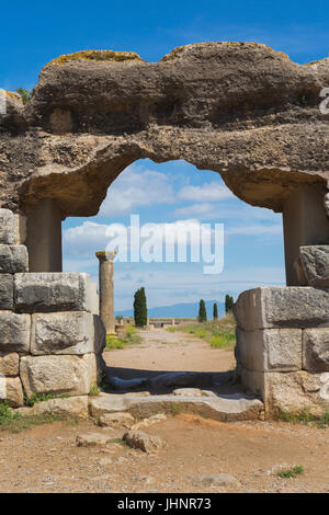 Aussi connu sous le nom de Ampurias Empúries, Gérone, Catalogne, province de l'Espagne. Menant à travers les murs de la rue principale de la ville romaine. Empuries wa Banque D'Images