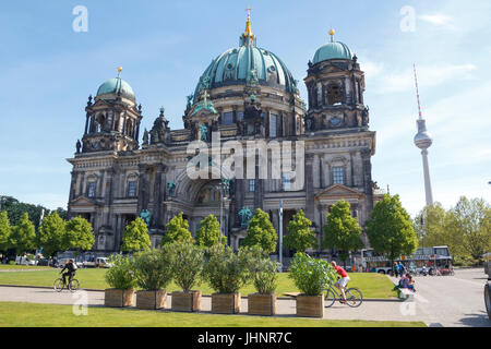 La façade principale de la cathédrale de Berlin, et la Fernsehturm tv tower dans le centre de Berlin Banque D'Images