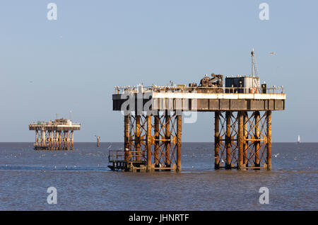 D'entrée et de sortie de l'eau de mer de Sizewell d'affectation pour le refroidissement des réacteurs de la centrale nucléaire de Sizewell à proximité. Plage de Sizewell, Suffolk, Angleterre Banque D'Images