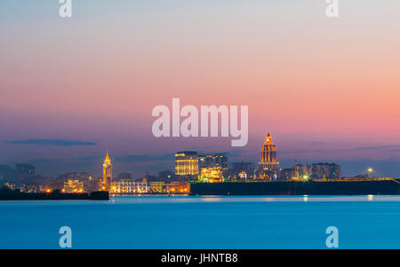 Batumi, Géorgie, l'Adjarie. Ciel du soir lumineux colorés sur Resort Ville au coucher et au lever du soleil. Vue depuis la plage de la mer d'intérieur d'Arkite urbain moderne Banque D'Images