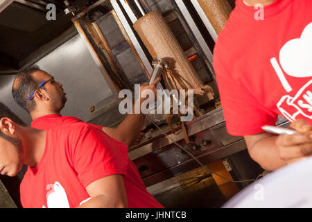 Au personnel de préparer, cuisiner et servir une variété de plats anglais et bengali à Shazanz Kebab House dans Lozells, Birmingham, UK Banque D'Images