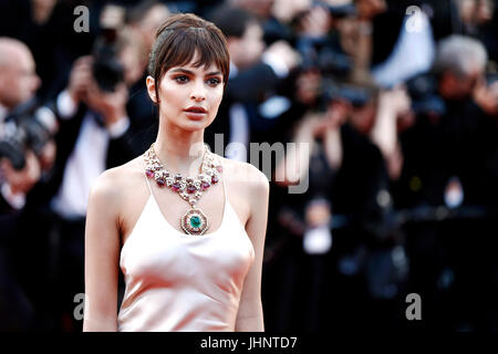 CANNES, FRANCE - 17 MAI : Emily Ratajkowski participe à la 'Ismael's Ghosts' premiere et Gala d'ouverture lors de la 70e Festival de Cannes le 17 mai, 201 Banque D'Images