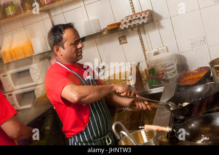 Au personnel de préparer, cuisiner et servir une variété de plats anglais et bengali à Shazanz Kebab House dans Lozells, Birmingham, UK Banque D'Images