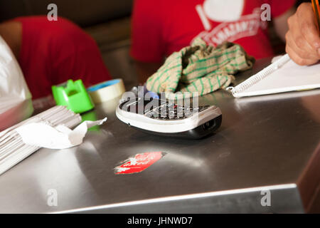 Au personnel de préparer, cuisiner et servir une variété de plats anglais et bengali à Shazanz Kebab House dans Lozells, Birmingham, UK Banque D'Images