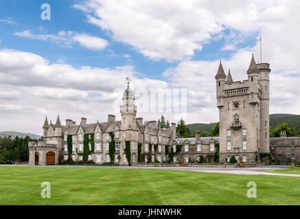 Le château de Balmoral, la résidence écossaise de la famille royale, Crathie, Royal Deeside, Aberdeenshire, Scotland, UK Banque D'Images