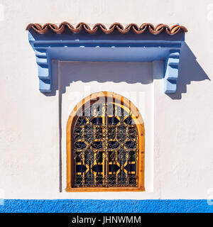Fenêtre typique dans Chefchaouenn au nord du Maroc Banque D'Images