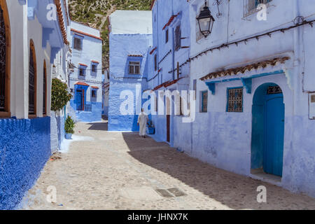 Chefchaouen, Maroc, le 18 juillet 2015 : Un homme marocain dans les rues de la médina de Chefchaouen, au nord du Maroc. Banque D'Images