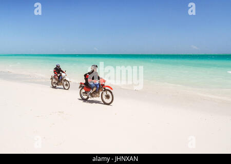 Deux motards à cheval sur la plage de sable blanc de l'Ambatomilo lagon, au sud de Madagascar le 24 octobre 2016 Banque D'Images