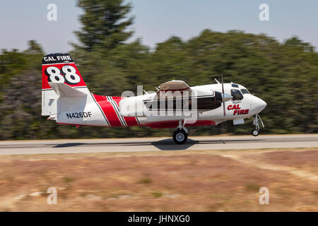 S-2F3À Tracker, la FDC 88, revient à Grass Valley Base attaque aérienne dans le Nord de la Californie, après une baisse de charge est Phos-Chex sur un incendie de forêt Banque D'Images