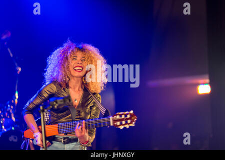 Canada, Québec, Montreal, Montreal Jazz Festival, Flavia Coelho chanter sur scène Banque D'Images