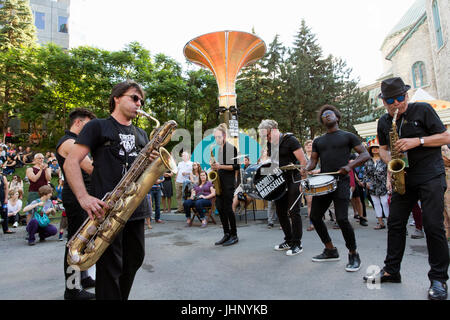 Un groupe de musiciens, d'Jazzamboka au festival de Jazz de Montréal Banque D'Images