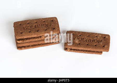 Biscuit Bourbon isolé sur fond blanc Banque D'Images