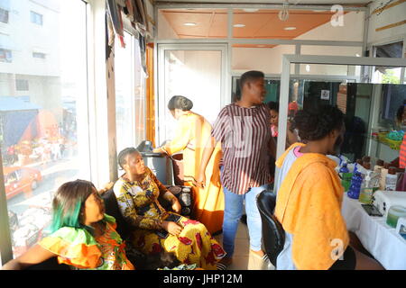 La peau blanchissant Abidjan Banque D'Images