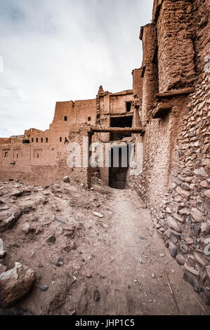 Maison en ruine dans la vallée du Draa dans le désert du Sahara, près de Zagora, dans le centre du Maroc Banque D'Images