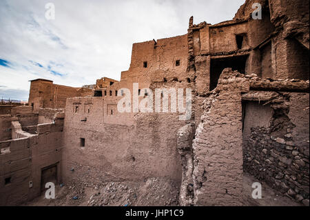 Maison en ruine dans la vallée du Draa dans le désert du Sahara, près de Zagora, dans le centre du Maroc Banque D'Images