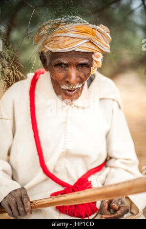 Portrait d'un homme en costume traditionnel de Zagora, Maroc région Banque D'Images