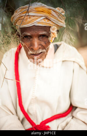 Portrait d'un homme en costume traditionnel de Zagora, Maroc région Banque D'Images