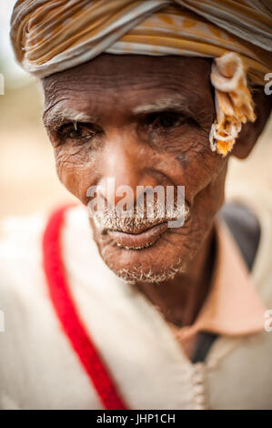 Portrait d'un homme en costume traditionnel de Zagora, Maroc région Banque D'Images