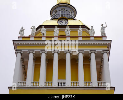 Détail Main Tower à l'immeuble de l'Amirauté à Saint-Pétersbourg, en Russie. Amirauté est l'actuel siège de la marine russe à Saint-Pétersbourg. Banque D'Images