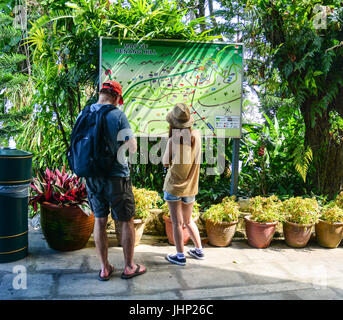 Penang, Malaisie - Mar 11, 2016. Les touristes à la recherche de la carte sur la Colline de Penang en Malaisie. Penang est un état situé sur la côte nord-ouest de la Péninsule de Banque D'Images