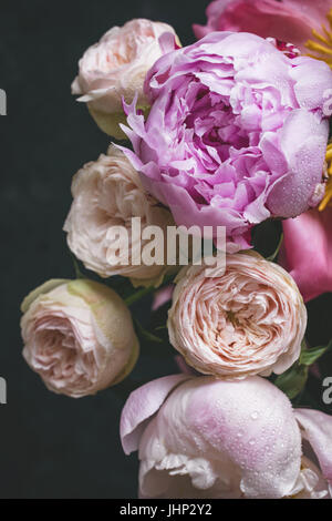 Bouquet de pivoines et roses grandiloquent. Shabby chic aux couleurs pastel bouquet de mariage. Vue rapprochée, selective focus Banque D'Images