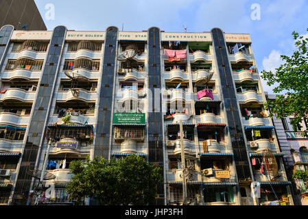 Yangon, Myanmar - Feb 1, 2017. Un appartement situé à Yangon, Myanmar. Centre-ville est connu pour ses les avenues vertes et fin-de-siècle l'architecture. Banque D'Images