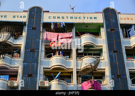 Yangon, Myanmar - Feb 1, 2017. Façade de l'appartement à Yangon, Myanmar. Centre-ville est connu pour ses les avenues vertes et fin-de-siècle l'architecture. Banque D'Images