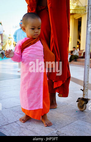 Yangon, Myanmar - Oct 16, 2015. Un peu religieuse bouddhiste sur la rue à Yangon, Myanmar. Yangon est la plus grande ville du pays avec une population au-dessus de 7 m Banque D'Images