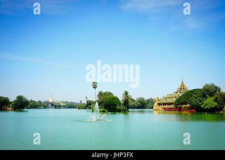 Vue sur Karaweik Hall, un palais sur la rive est du Lac Kandawgyi, Yangon, Myanmar (Birmanie). Banque D'Images