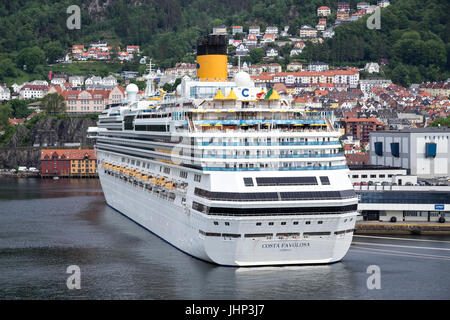 Le Costa Favolosa à Bergen, Norvège. Costa Cruises est une compagnie de croisières Italienne, basée à Gênes et sous contrôle de la Carnival Corporation & plc. Banque D'Images