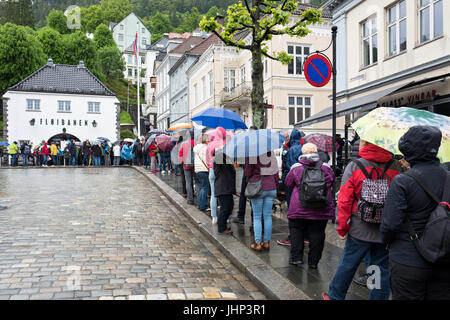 Ligne d'attente au terminus de Floibanen, un câble électrique funiculaire qui tire deux wagons entre Floyen et Bergen, Norvège centre-ville Banque D'Images