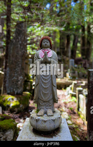 Pierres tombales et statues sur cimetière Okunoin, Koyasan, Japon, Asie Banque D'Images