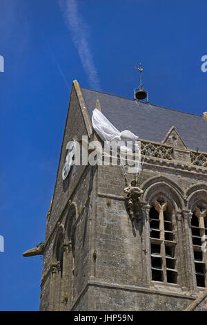 Paratrooper accroché sur le toit de l'église de Sainte-Mère-Eglise en Normandie, France. Banque D'Images