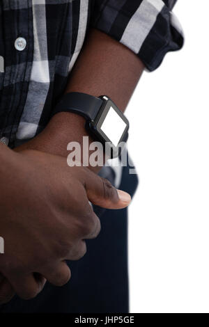 La mi-section d'un homme portant smartwatch against white background Banque D'Images