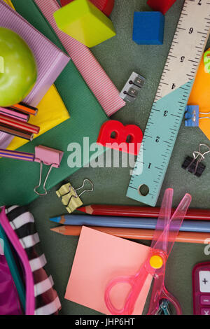 Close-up de diverses fournitures scolaires on chalkboard Banque D'Images