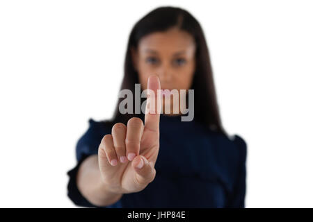 Close-up of female executive en appuyant sur un écran virtuel invisible Banque D'Images