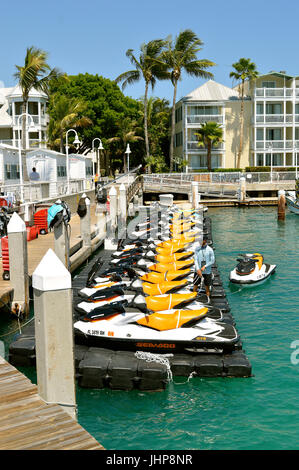 Jet ski amarré jusqu'à Key West Marina Banque D'Images