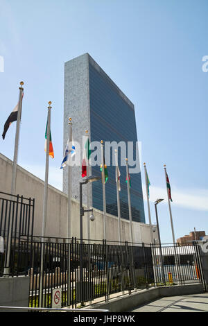 Drapeaux au vent à l'extérieur du secrétariat DES NATIONS UNIES tour bâtiment united nations New York USA Banque D'Images