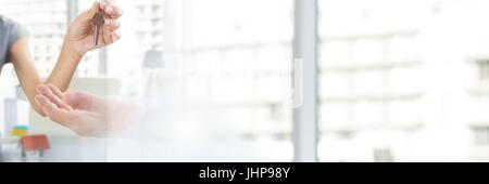 Digital composite de clés en main avec la maison de transition de la fenêtre Banque D'Images