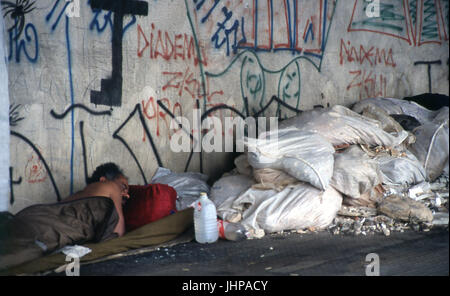 L'habitant de la rue ; dormir ; le trou de l'Avenida Paulista, Sao Paulo, Brésil Banque D'Images