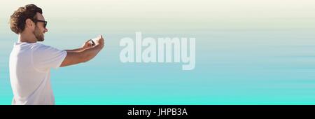 Digital composite de l'homme en chemise blanche contre selfies fond bleu clair Banque D'Images